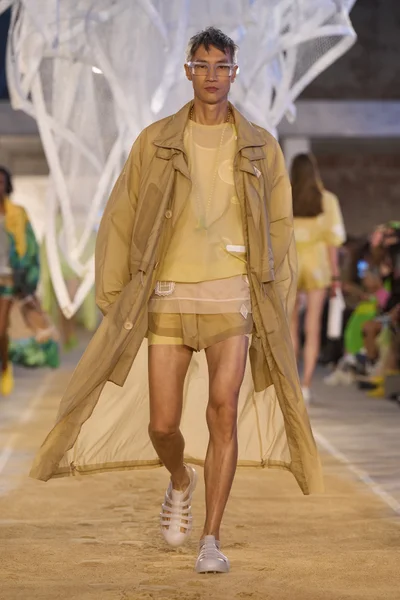 Look 16